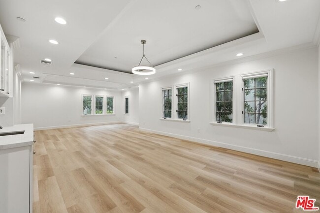 Building Photo - 412 N Maple Dr
