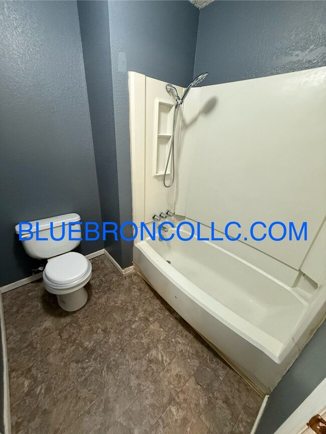 Building Photo - Spacious unit with granite counter tops and stainless steel appliances