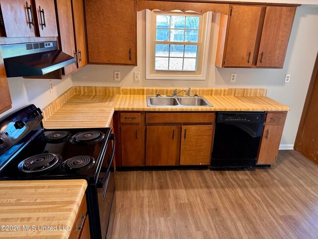 Building Photo - 900 Clarington Dr