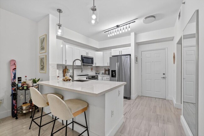 Building Photo - 533 NE 3rd Ave