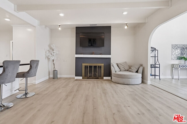 Building Photo - 9209 Paramount Blvd