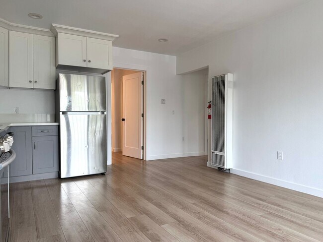 Building Photo - 1538 W 30th St