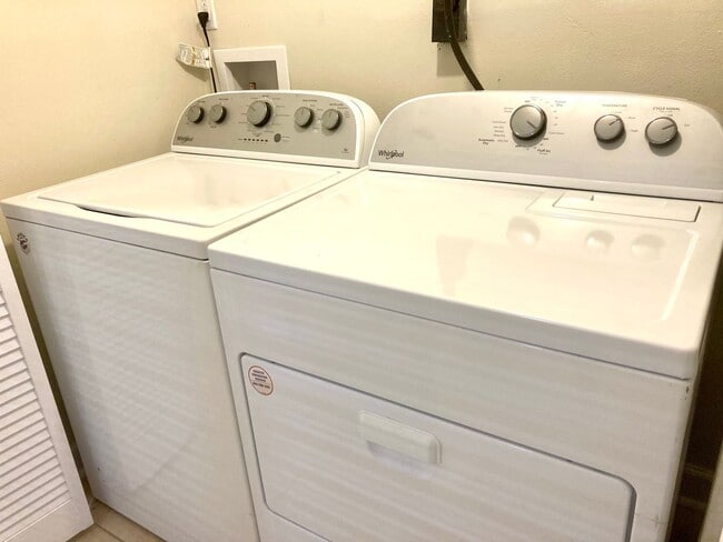 Building Photo - 2 bedroom, 2.5 bath condo in "The Islands"