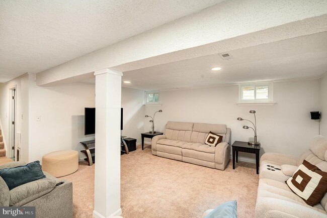Building Photo - 15425 Beachview Dr