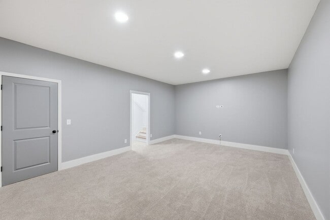 Building Photo - Modern Living in Franklin