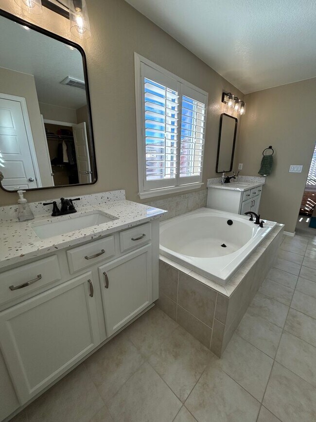 Building Photo - Spacious 5-Bed, 5-Bath Home in Erie’s Sunwest North Community