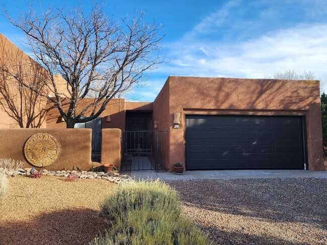 Building Photo - 246 Loma Entrada