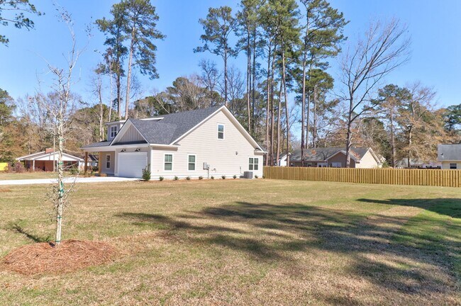 Building Photo - 204 Pineland Dr