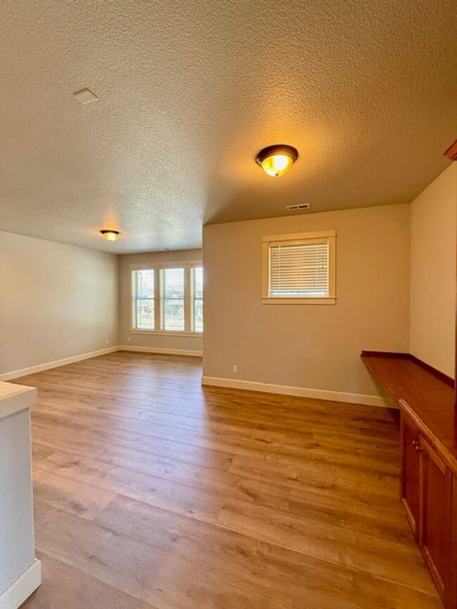 Building Photo - Stunning 4-Bedroom Aspen Rim Home in Bend!