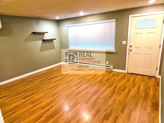 Building Photo - Wonderful 3 Bedroom, 1 Bath With Garage an...