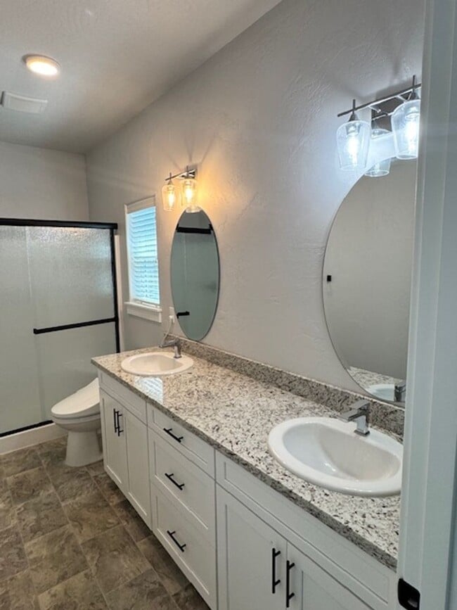 Building Photo - SINGLE LEVEL 3 BEDROOM/ UPGRADES W/ EASY M...