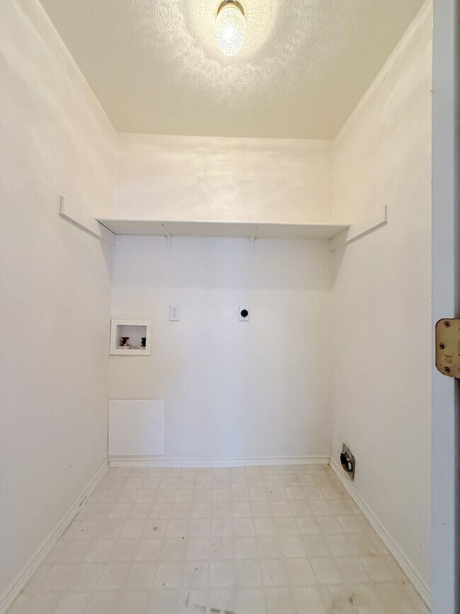 Building Photo - 4202 Jeff Scott Dr