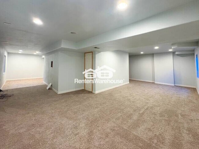 Building Photo - Available now! Stunning 4 Bed, 4 Bath Corner Lot in a Fantastic Area