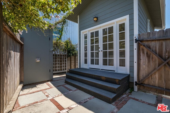 Building Photo - 336 Rennie Ave