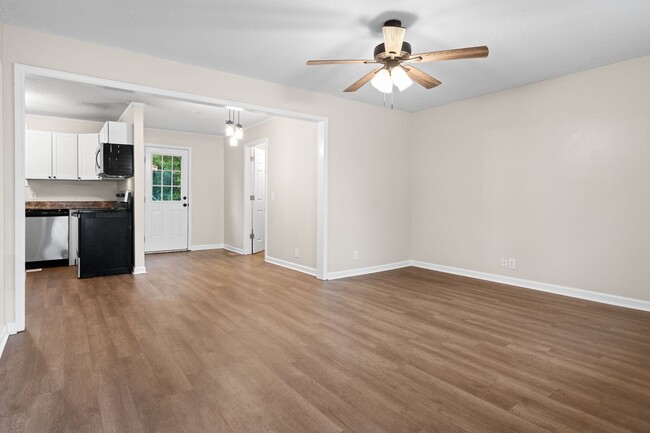 Building Photo - Renovated 3 Bedroom Dog Friendly Home For ...