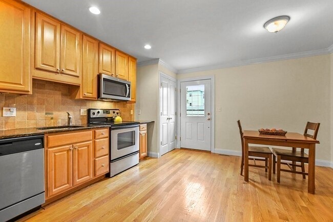 Building Photo - 224 Robbins St