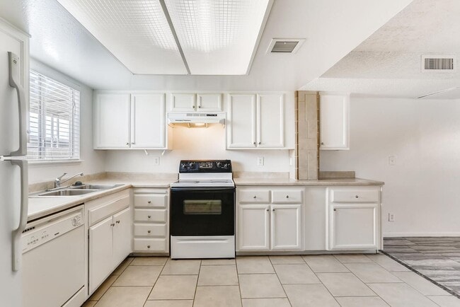 Building Photo - ADORABLE TOWN HOME with BALCONY and a GREAT SIZE PATIO/"BACKYARD"