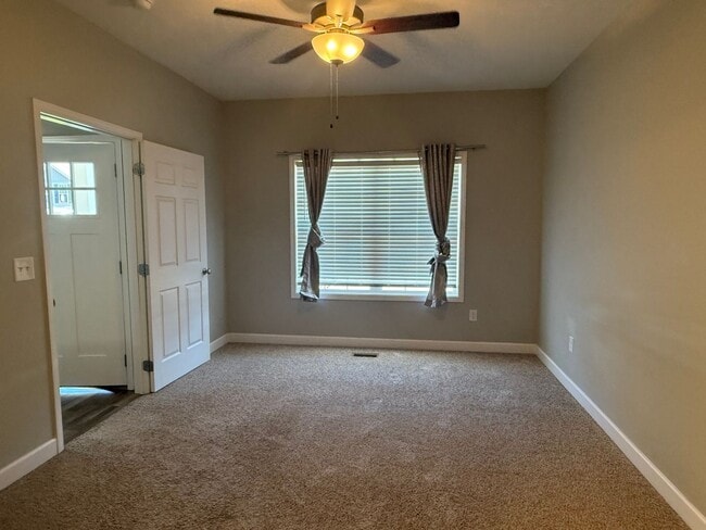 Building Photo - Spacious 3 Bedroom, 3.5bath in central Joh...