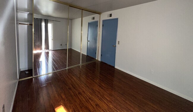 Building Photo - Townhouse - 2 Story, 3 Bedroom in the Beau...