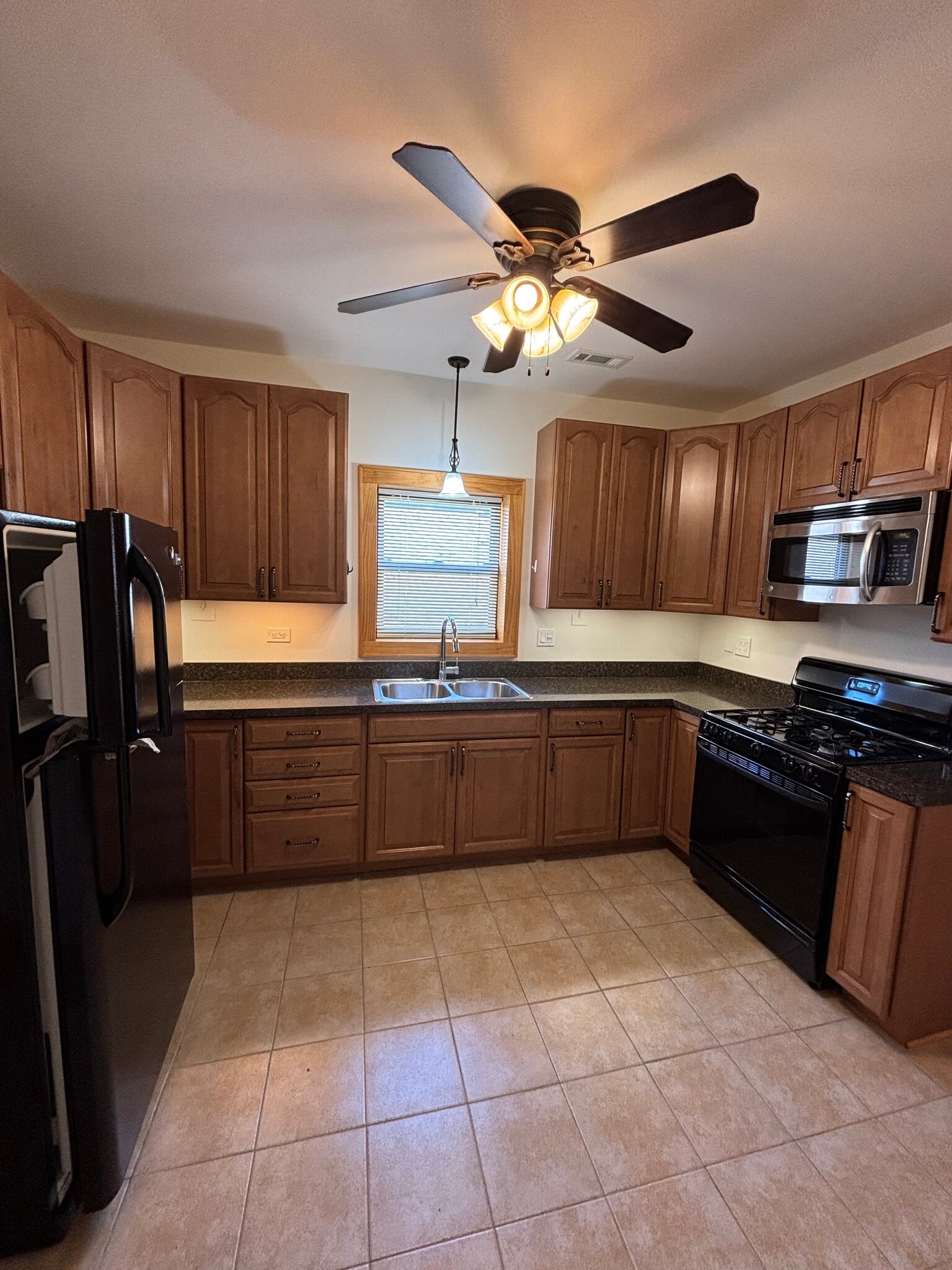 Kitchen - 2318 W Diversey Ave