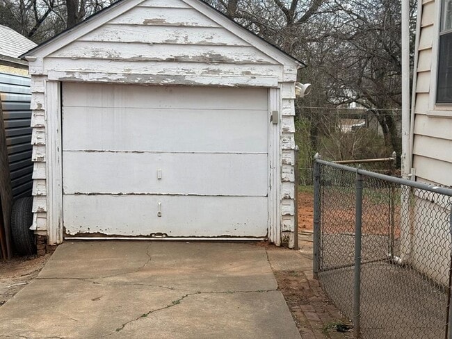 Building Photo - 730 S Littler Ave