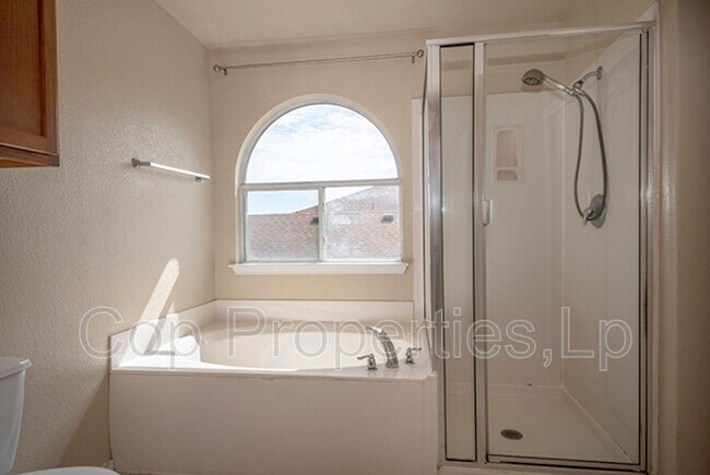 Building Photo - 518 Reba