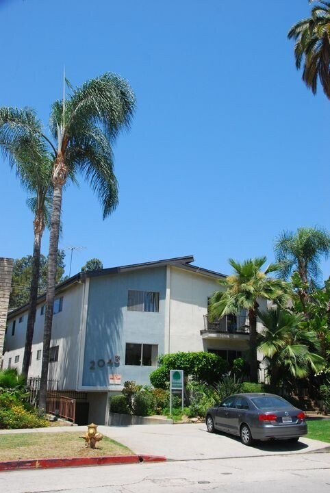 Building Photo - 2043 Beachwood Drive,