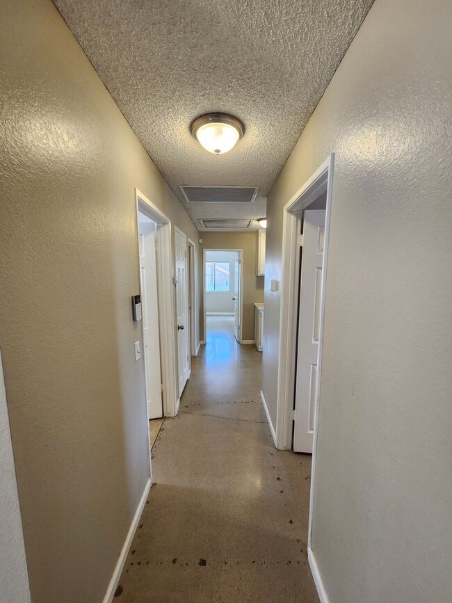 Building Photo - Charming Single-Story Home