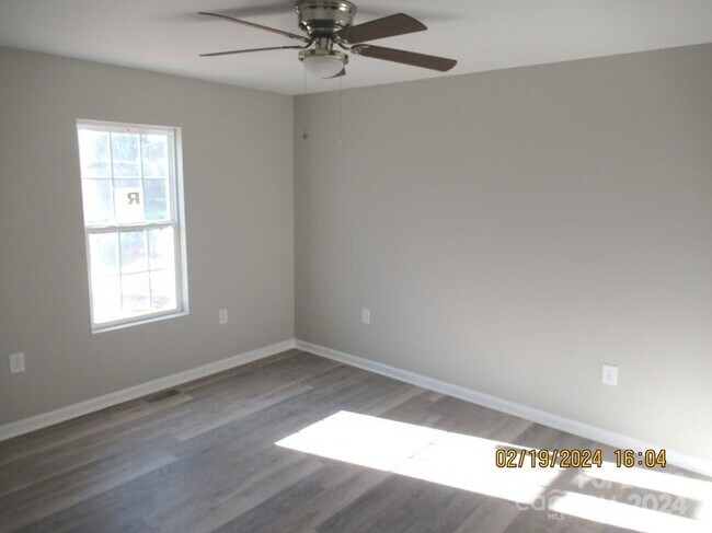 Building Photo - 405 Northbrook III School Rd