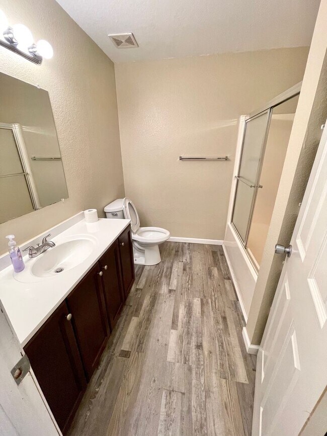 Building Photo - 1413-1415-1415 Risen Star Ct