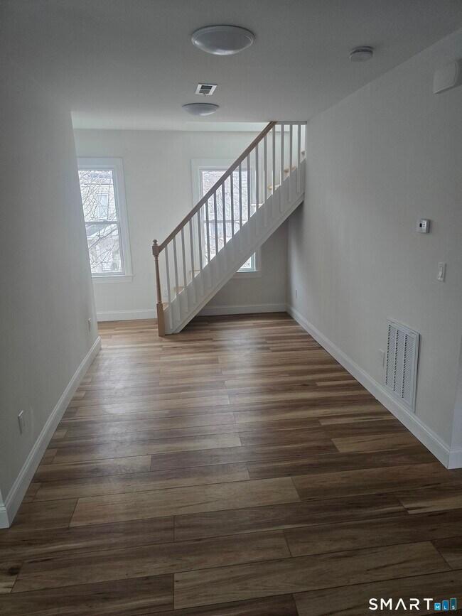 Building Photo - 530 Jane St