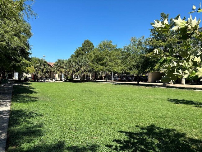 Building Photo - 2401 E 6th St