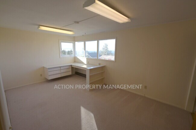 Building Photo - 4 bed 2 bath home in Port Angeles