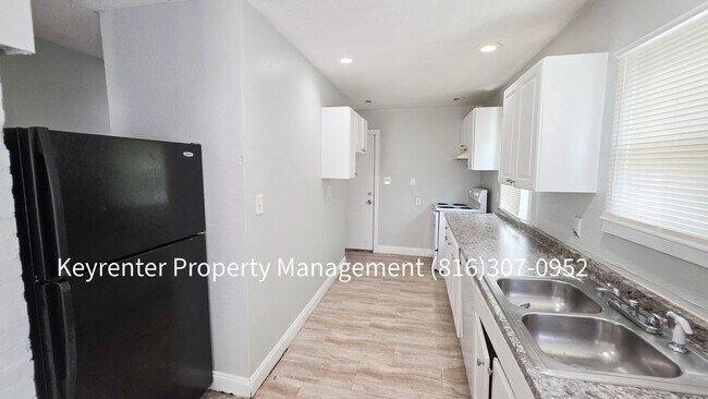 Building Photo - 3 Bed, 1 Bath Home Ready For Move-In!