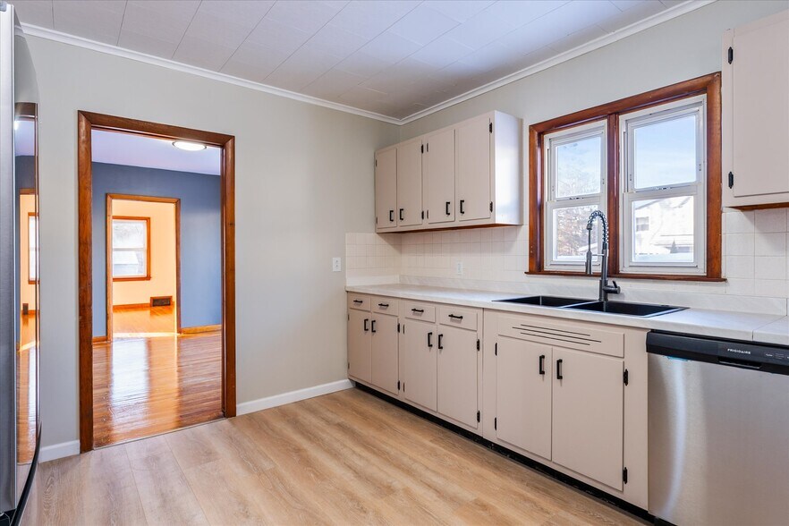 Building Photo - 32 Deland Park B