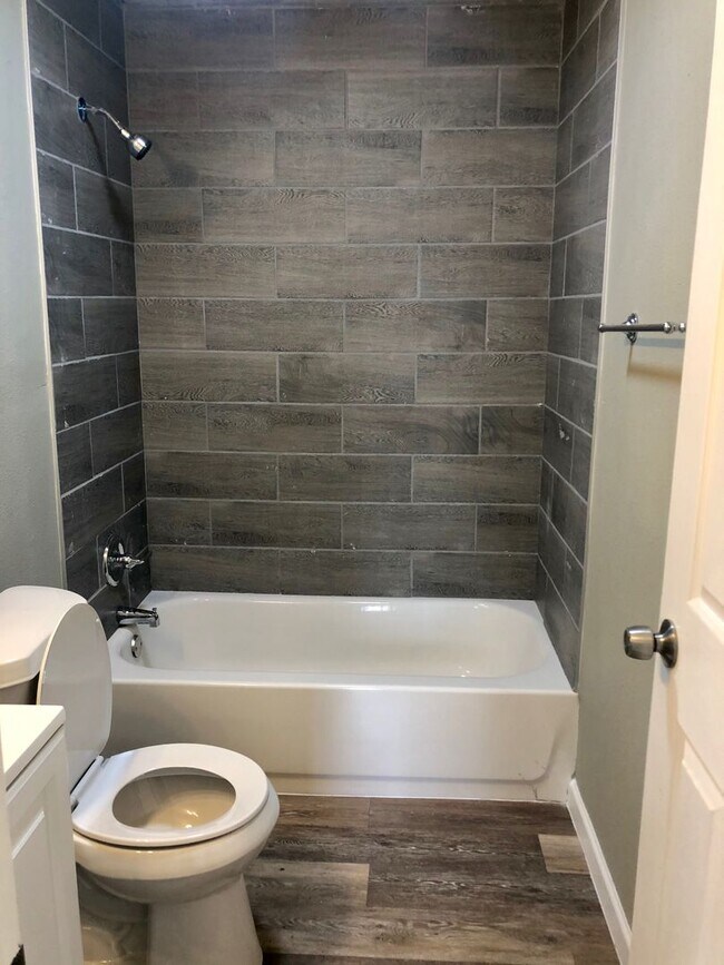 Building Photo - Fully Updated 1/1 Home