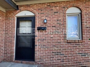 Building Photo - Lovely 2 Bedroom 1.5 Apartment