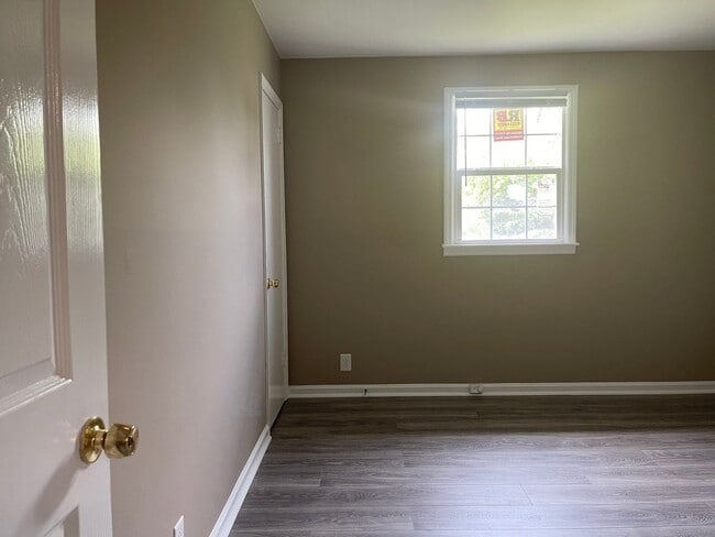 Building Photo - 2bd 1 ba Duplex in Hermitage