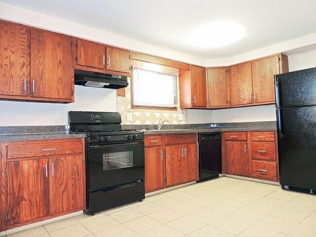 Building Photo - 4 Bed - 1.5 Bath Colonial for Rent in Euclid!