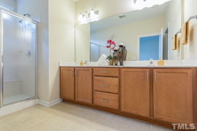Building Photo - Gorgeous Town Home and Great Location