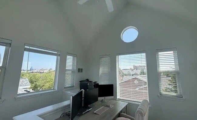 Building Photo - Beautiful 3 bedroom townhome in Harbor Park!