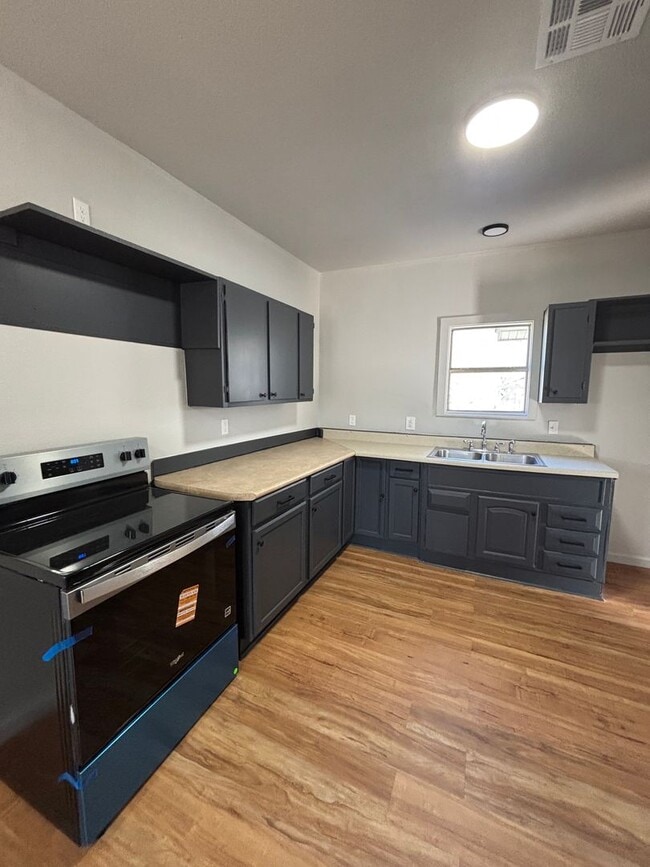 Building Photo - Newly Renovated 2 Bedroom