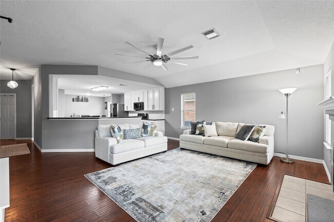Building Photo - 10819 Redwood Dr