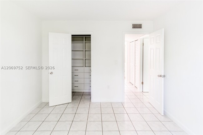 Building Photo - 9460 Fontainebleau Blvd