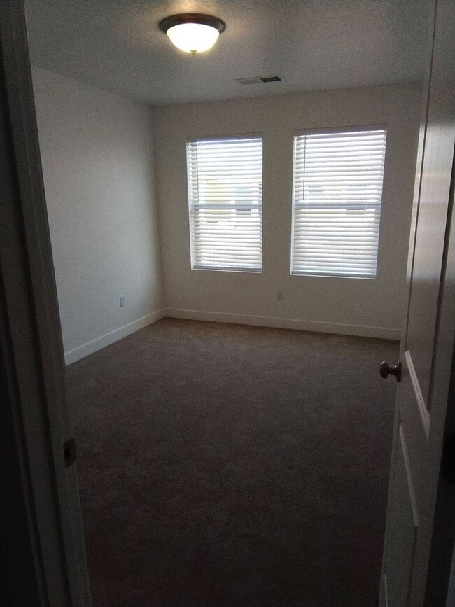 Building Photo - Brand New Townhome!