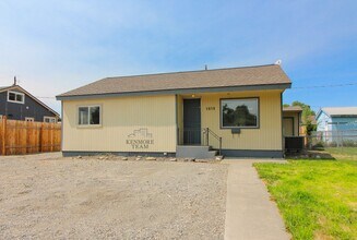 Building Photo - 2 Bedroom, 1 Bath Home in Central Richland - Detached Garage!