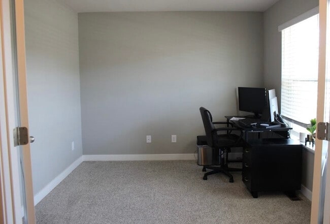 Building Photo - 11624 Pineridge Way N