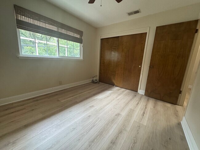 Building Photo - 5800 Encino Ave