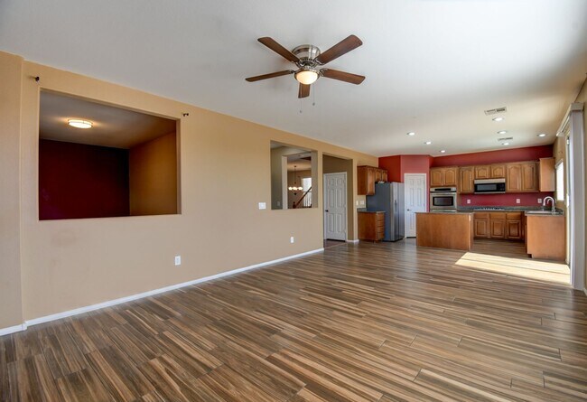 Building Photo - 4 Bed 3 Bath With Huge Loft