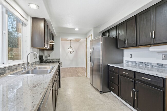 Building Photo - 10931 SE Henderson Dr